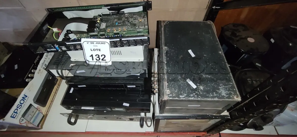 LOTE 132 - 01 AMPLIFICADOR DE SOM MODELO DSR 720 MARCAS CICLOTRON, 01 APARELHO DE VÍDEO CASSETE, 01 DISC PLAYER, 01 TRANSCEPTOR MONOCANAL, 01 FONTE DE ALIMENTAÇÃO E VÁRIOS APARELHOS ELETRÔNICOS DIVERSOS. (NO ESTADO) ATENÇÃO! FAZER A VISITAÇÃO ANTES DE ARREMATAR, NÃO SABEMOS SE FUNCIONA, LEILÃO NÃO TEM GARANTIA E NEM DEVOLUÇÃO, SUJEITO A POSSÍVEIS AVARIAS VISÍVEIS/OCULTAS E/OU AUSÊNCIA DE COMPONENTES.