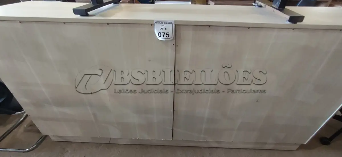 LOTE 075 - 01 ARMÁRIO EM MADEIRA COM 20 GAVETAS. (NO ESTADO) ATENÇÃO! FAZER A VISITAÇÃO ANTES DE ARREMATAR, NÃO SABEMOS SE FUNCIONA, LEILÃO NÃO TEM GARANTIA E NEM DEVOLUÇÃO, SUJEITO A POSSÍVEIS AVARIAS VISÍVEIS/OCULTAS E/OU AUSÊNCIA DE COMPONENTES.