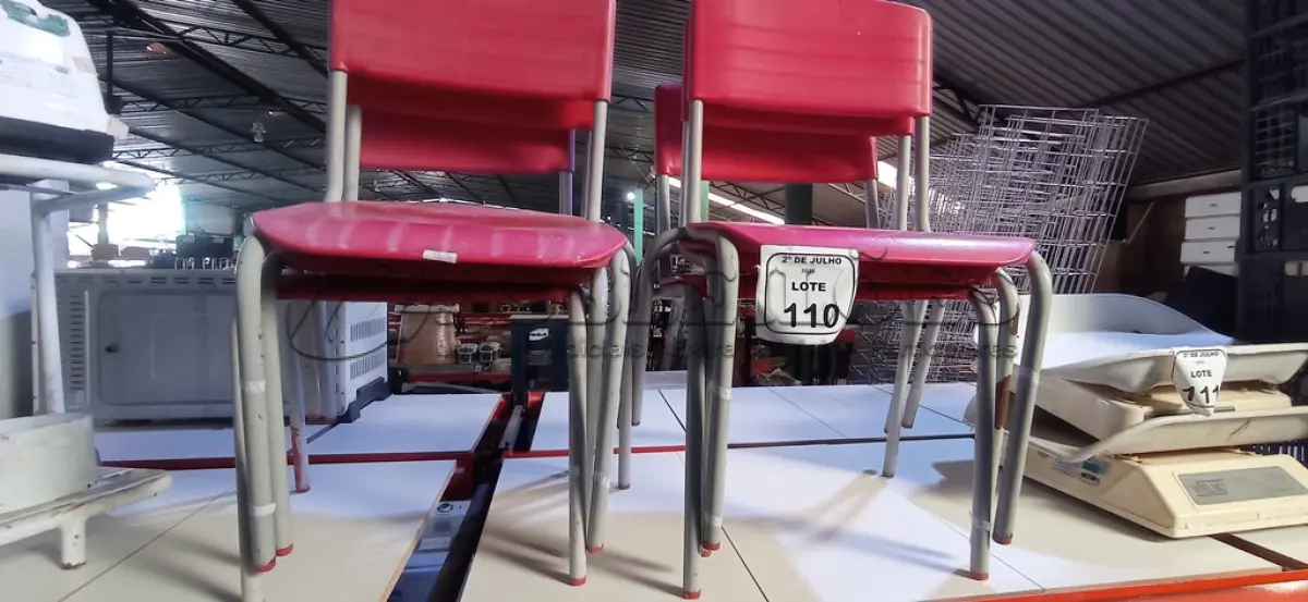 LOTE 110 - 06 CADEIRAS INFANTIS NA COR VERMELHA. (NO ESTADO) ATENÇÃO! FAZER A VISITAÇÃO ANTES DE ARREMATAR, NÃO SABEMOS SE FUNCIONA, LEILÃO NÃO TEM GARANTIA E NEM DEVOLUÇÃO, SUJEITO A POSSÍVEIS AVARIAS VISÍVEIS/OCULTAS E/OU AUSÊNCIA DE COMPONENTES.