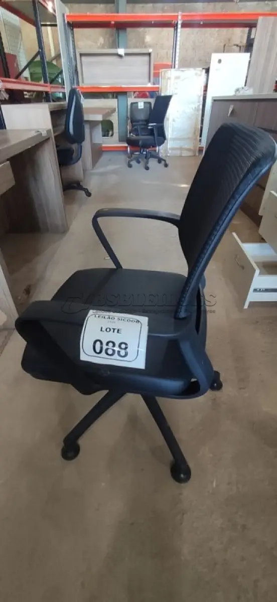 LOTE 088 - 01 CADEIRA PARA ESCRITÓRIO EXECUTIVA PRETA. (NO ESTADO) ATENÇÃO! FAZER A VISITAÇÃO ANTES DE ARREMATAR, NÃO SABEMOS SE FUNCIONA, LEILÃO NÃO TEM GARANTIA E NEM DEVOLUÇÃO, SUJEITO A POSSÍVEIS AVARIAS VISÍVEIS/OCULTAS E/OU AUSÊNCIA DE COMPONENTES.