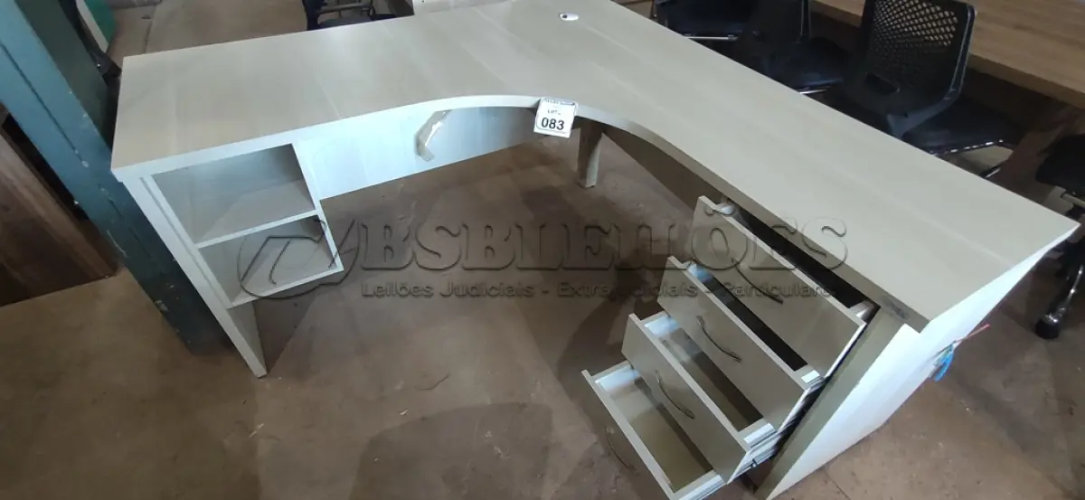 LOTE 083 - 01 MESA EM MADEIRA EM L COM 04 GAVETAS. (NO ESTADO) ATENÇÃO! FAZER A VISITAÇÃO ANTES DE ARREMATAR, NÃO SABEMOS SE FUNCIONA, LEILÃO NÃO TEM GARANTIA E NEM DEVOLUÇÃO, SUJEITO A POSSÍVEIS AVARIAS VISÍVEIS/OCULTAS E/OU AUSÊNCIA DE COMPONENTES.