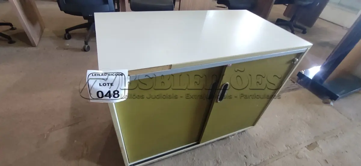 LOTE 048 - 01 ARMÁRIO EM MADEIRA COM PORTAS DE CORRER COM PRATELEIRA. (NO ESTADO) ATENÇÃO! FAZER A VISITAÇÃO ANTES DE ARREMATAR, NÃO SABEMOS SE FUNCIONA, LEILÃO NÃO TEM GARANTIA E NEM DEVOLUÇÃO, SUJEITO A POSSÍVEIS AVARIAS VISÍVEIS/OCULTAS E/OU AUSÊNCIA DE COMPONENTES.