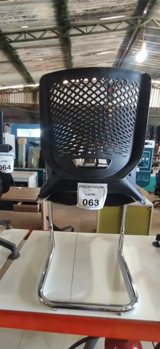 LOTE 063 - 01 CADEIRA PLAX METAL EXECUTIVA FIXA ESTRUTURA CROMADA. (NO ESTADO) ATENÇÃO! FAZER A VISITAÇÃO ANTES DE ARREMATAR, NÃO SABEMOS SE FUNCIONA, LEILÃO NÃO TEM GARANTIA E NEM DEVOLUÇÃO, SUJEITO A POSSÍVEIS AVARIAS VISÍVEIS/OCULTAS E/OU AUSÊNCIA DE COMPONENTES.