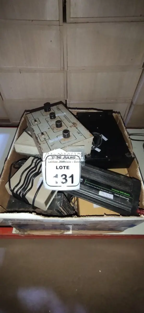 LOTE 131 - 01 APARELHO DE MEDIÇÃO, 01 EQUALIZADOR DE ÁUDIO, 01 CÂMARA DE ECO, 01 AMPLIFICADOR DE ÁUDIO, 01 SECRETARIA ELETRÔNICA E VÁRIOS APARELHOS DE TELEFONIA ANTIGOS PARA RETIRADA DE PEÇAS. (NO ESTADO) ATENÇÃO! FAZER A VISITAÇÃO ANTES DE ARREMATAR, NÃO SABEMOS SE FUNCIONA, LEILÃO NÃO TEM GARANTIA E NEM DEVOLUÇÃO, SUJEITO A POSSÍVEIS AVARIAS VISÍVEIS/OCULTAS E/OU AUSÊNCIA DE COMPONENTES.