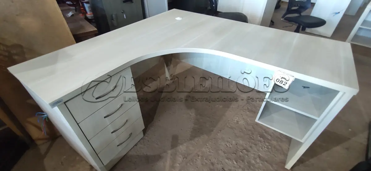 LOTE 082 - 01 MESA EM MADEIRA EM L COM 04 GAVETAS. (NO ESTADO) ATENÇÃO! FAZER A VISITAÇÃO ANTES DE ARREMATAR, NÃO SABEMOS SE FUNCIONA, LEILÃO NÃO TEM GARANTIA E NEM DEVOLUÇÃO, SUJEITO A POSSÍVEIS AVARIAS VISÍVEIS/OCULTAS E/OU AUSÊNCIA DE COMPONENTES.