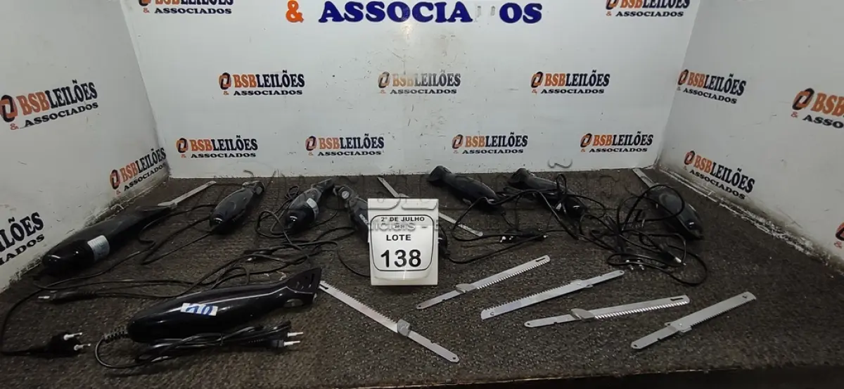 LOTE 138 - 09 FACAS ELÉTRICAS MARCA MONDIAL. (NO ESTADO) ATENÇÃO! FAZER A VISITAÇÃO ANTES DE ARREMATAR, NÃO SABEMOS SE FUNCIONA, LEILÃO NÃO TEM GARANTIA E NEM DEVOLUÇÃO, SUJEITO A POSSÍVEIS AVARIAS VISÍVEIS/OCULTAS E/OU AUSÊNCIA DE COMPONENTES.