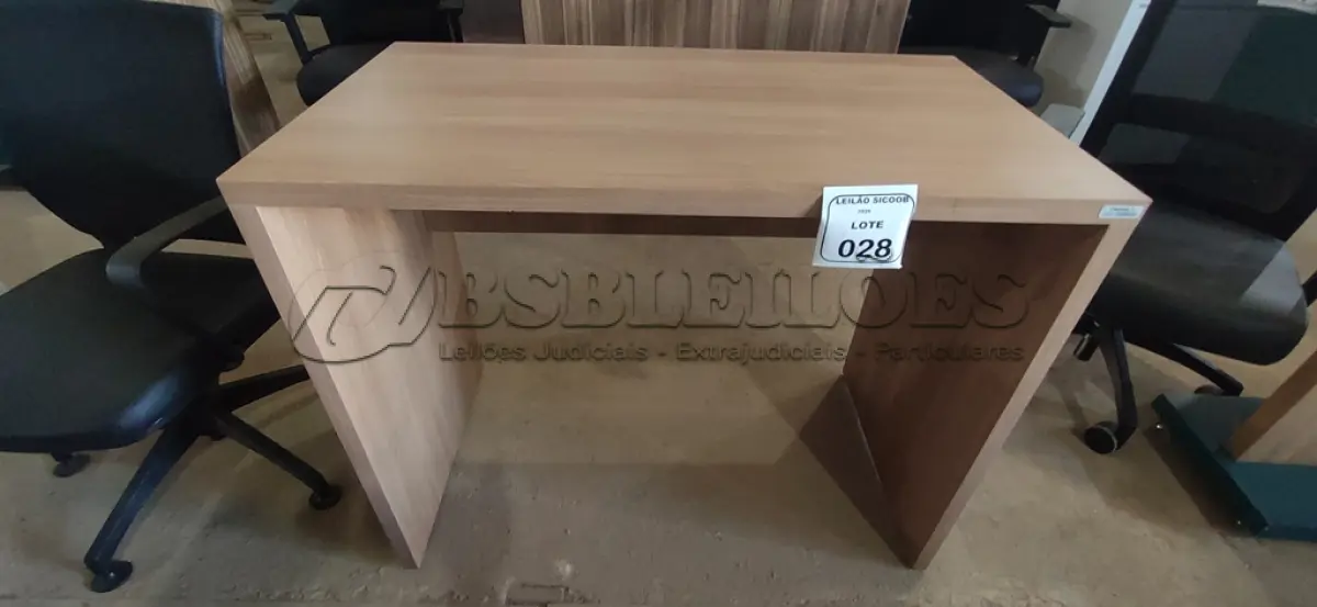 LOTE 028 - 01 MESA EM MADEIRA PARA ESCRITÓRIO. (NO ESTADO) ATENÇÃO! FAZER A VISITAÇÃO ANTES DE ARREMATAR, NÃO SABEMOS SE FUNCIONA, LEILÃO NÃO TEM GARANTIA E NEM DEVOLUÇÃO, SUJEITO A POSSÍVEIS AVARIAS VISÍVEIS/OCULTAS E/OU AUSÊNCIA DE COMPONENTES.