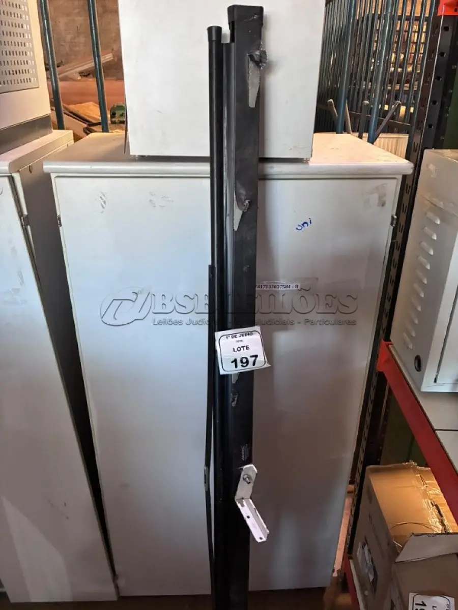 LOTE 197 - 01 TELA DE PROJEÇÃO RETRÁTIL. (NO ESTADO) ATENÇÃO! FAZER A VISITAÇÃO ANTES DE ARREMATAR, NÃO SABEMOS SE FUNCIONA, LEILÃO NÃO TEM GARANTIA E NEM DEVOLUÇÃO, SUJEITO A POSSÍVEIS AVARIAS VISÍVEIS/OCULTAS E/OU AUSÊNCIA DE COMPONENTES.
