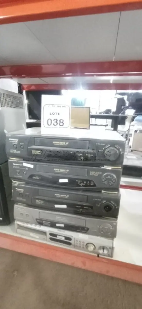LOTE 038 - 01 APARELHO DE DVD MARCA PHILIPS E 04 APARELHOS DE VÍDEO CASSETE DE MARCAS E MODELOS DIVERSOS. (NO ESTADO) ATENÇÃO! FAZER A VISITAÇÃO ANTES DE ARREMATAR, NÃO SABEMOS SE FUNCIONA, LEILÃO NÃO TEM GARANTIA E NEM DEVOLUÇÃO, SUJEITO A POSSÍVEIS AVARIAS VISÍVEIS/OCULTAS E/OU AUSÊNCIA DE COMPONENTES.