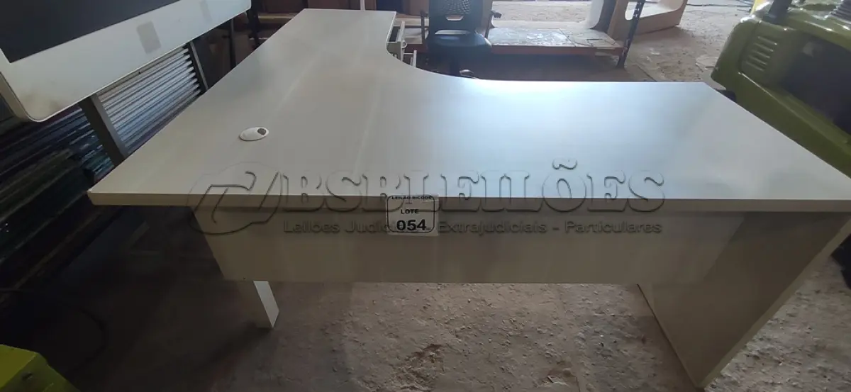 LOTE 054 - 01 MESA EM MADEIRA PARA ESCRITÓRIO EM L COM 04 GAVETAS. (NO ESTADO) ATENÇÃO! FAZER A VISITAÇÃO ANTES DE ARREMATAR, NÃO SABEMOS SE FUNCIONA, LEILÃO NÃO TEM GARANTIA E NEM DEVOLUÇÃO, SUJEITO A POSSÍVEIS AVARIAS VISÍVEIS/OCULTAS E/OU AUSÊNCIA DE COMPONENTES.
