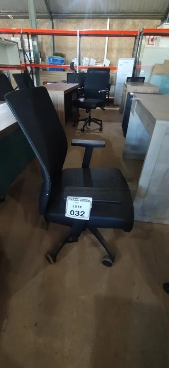 LOTE 032 - 01 CADEIRA PARA ESCRITÓRIO GIRATÓRIA ERGONÔMICA MARELLI COM ENCOSTO EM TELA MESH PRETA. (NO ESTADO) ATENÇÃO! FAZER A VISITAÇÃO ANTES DE ARREMATAR, NÃO SABEMOS SE FUNCIONA, LEILÃO NÃO TEM GARANTIA E NEM DEVOLUÇÃO, SUJEITO A POSSÍVEIS AVARIAS VISÍVEIS/OCULTAS E/OU AUSÊNCIA DE COMPONENTES.