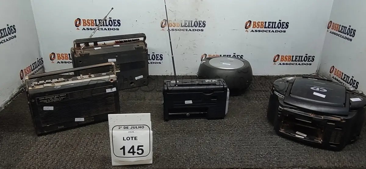 LOTE 145 - 02 APARELHOS DE SOM PORTÁTEIS E 02 RÁDIOS DE MODELOS ANTIGOS DE MARCAS E MODELOS DIVERSOS. (NO ESTADO) ATENÇÃO! FAZER A VISITAÇÃO ANTES DE ARREMATAR, NÃO SABEMOS SE FUNCIONA, LEILÃO NÃO TEM GARANTIA E NEM DEVOLUÇÃO, SUJEITO A POSSÍVEIS AVARIAS VISÍVEIS/OCULTAS E/OU AUSÊNCIA DE COMPONENTES.