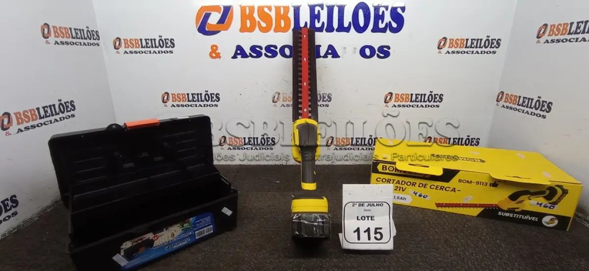 LOTE 115 - 01 CORTADOR DE CERCA VIVA 21V E 01 MALETA DE FERRAMENTAS. (NO ESTADO) ATENÇÃO! FAZER A VISITAÇÃO ANTES DE ARREMATAR, NÃO SABEMOS SE FUNCIONA, LEILÃO NÃO TEM GARANTIA E NEM DEVOLUÇÃO, SUJEITO A POSSÍVEIS AVARIAS VISÍVEIS/OCULTAS E/OU AUSÊNCIA DE COMPONENTES.