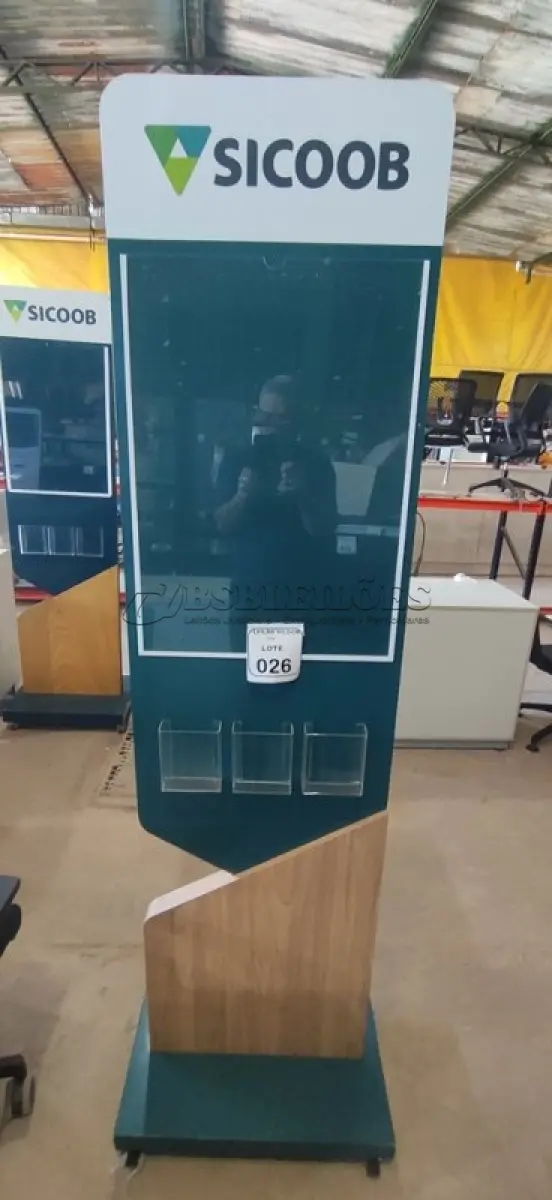 LOTE 026 - 01 PAINEL EM MADEIRA PARA DIVULGAÇÃO DE PANFLETOS (NO ESTADO) ATENÇÃO! FAZER A VISITAÇÃO ANTES DE ARREMATAR, NÃO SABEMOS SE FUNCIONA, LEILÃO NÃO TEM GARANTIA E NEM DEVOLUÇÃO, SUJEITO A POSSÍVEIS AVARIAS VISÍVEIS/OCULTAS E/OU AUSÊNCIA DE COMPONENTES.