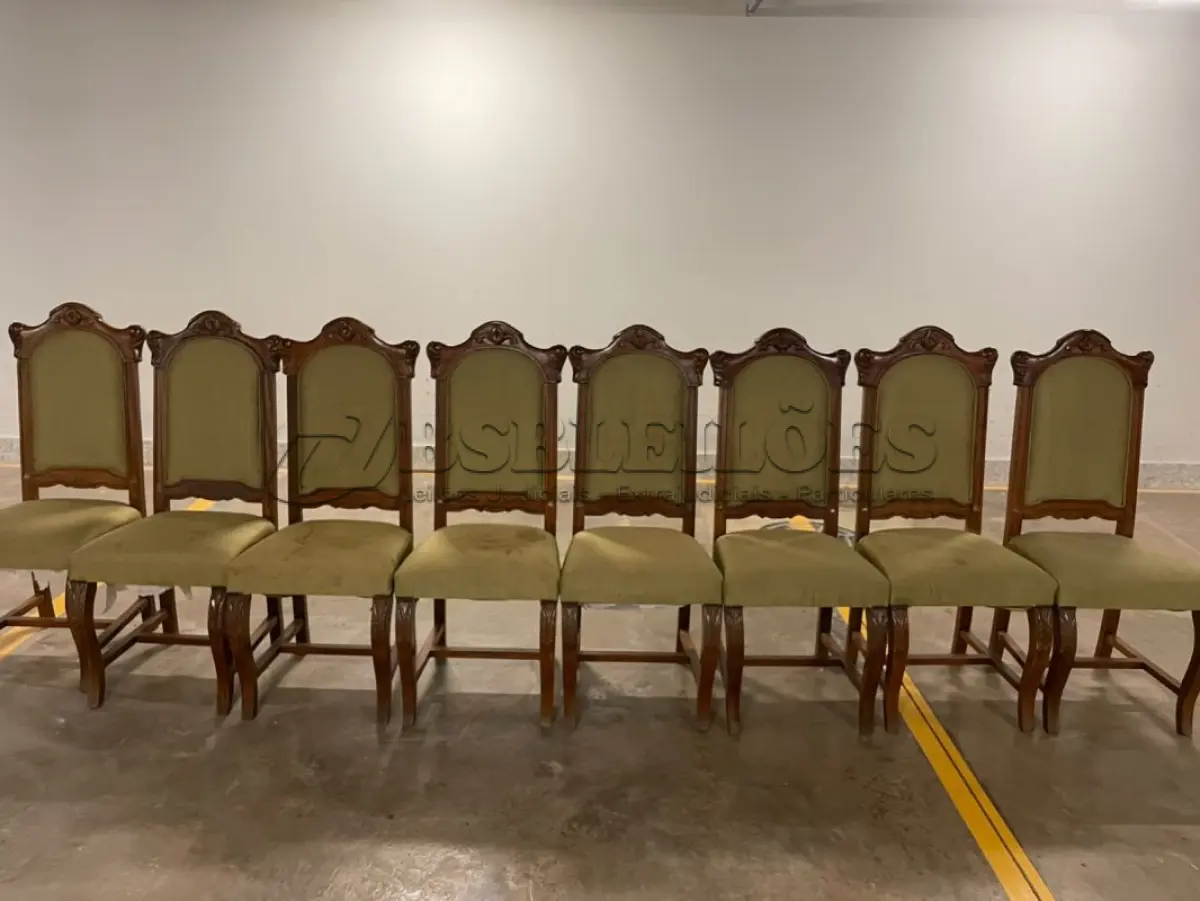 LOTE 089 - 08 CADEIRAS EM MADEIRA ENTALHADA COM ENCOSTO ALTO ESTOFADO COM TECIDO CLARO. (NO ESTADO) ATENÇÃO! FAZER A VISITAÇÃO ANTES DE ARREMATAR, NÃO SABEMOS SE FUNCIONA, LEILÃO NÃO TEM GARANTIA E NEM DEVOLUÇÃO, SUJEITO A POSSÍVEIS AVARIAS VISÍVEIS/OCULTAS E/OU AUSÊNCIA DE COMPONENTES.