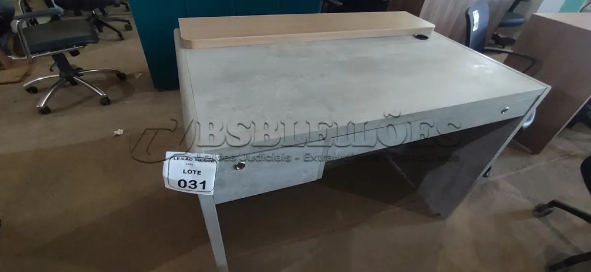 LOTE 031 - 01 MESA EM MADEIRA PARA ESCRITÓRIO /CAIXA NA COR CINZA. (NO ESTADO) ATENÇÃO! FAZER A VISITAÇÃO ANTES DE ARREMATAR, NÃO SABEMOS SE FUNCIONA, LEILÃO NÃO TEM GARANTIA E NEM DEVOLUÇÃO, SUJEITO A POSSÍVEIS AVARIAS VISÍVEIS/OCULTAS E/OU AUSÊNCIA DE COMPONENTES.