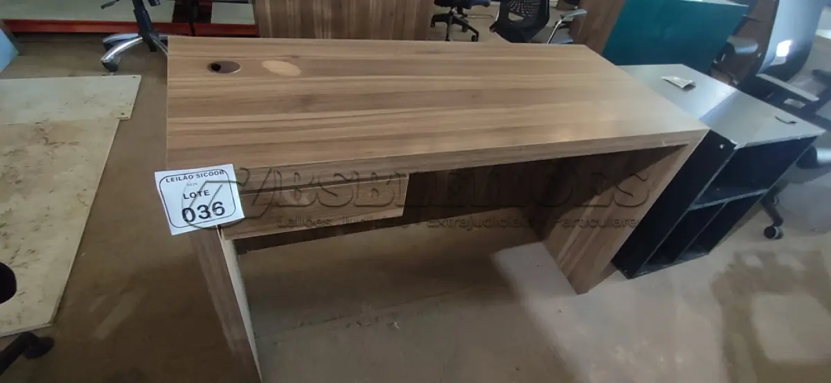 LOTE 036 - 01 MESA EM MADEIRA PARA ESCRITÓRIO COM GAVETA. (NO ESTADO) ATENÇÃO! FAZER A VISITAÇÃO ANTES DE ARREMATAR, NÃO SABEMOS SE FUNCIONA, LEILÃO NÃO TEM GARANTIA E NEM DEVOLUÇÃO, SUJEITO A POSSÍVEIS AVARIAS VISÍVEIS/OCULTAS E/OU AUSÊNCIA DE COMPONENTES.