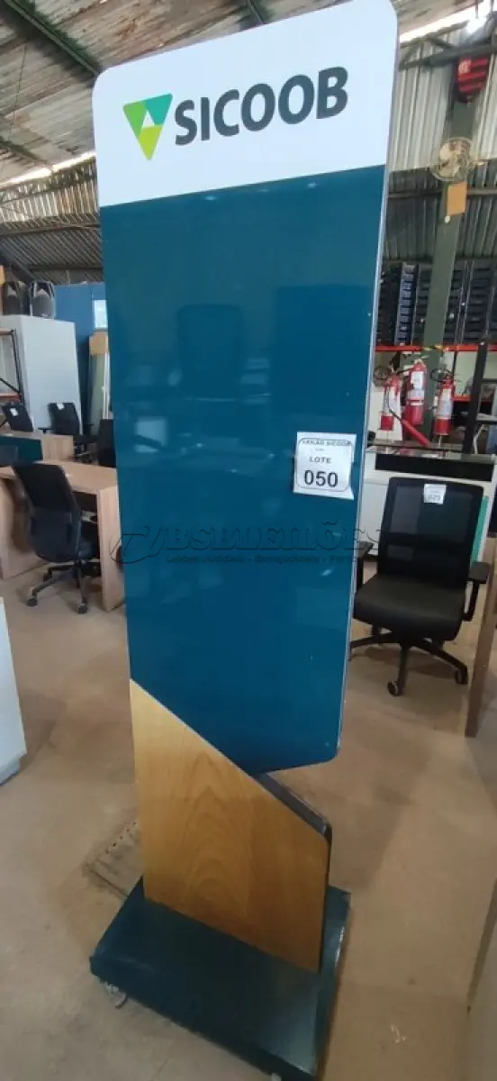 LOTE 050 - 01 PAINEL EM MADEIRA PARA DIVULGAÇÃO DE PANFLETOS. (NO ESTADO) ATENÇÃO! FAZER A VISITAÇÃO ANTES DE ARREMATAR, NÃO SABEMOS SE FUNCIONA, LEILÃO NÃO TEM GARANTIA E NEM DEVOLUÇÃO, SUJEITO A POSSÍVEIS AVARIAS VISÍVEIS/OCULTAS E/OU AUSÊNCIA DE COMPONENTES.