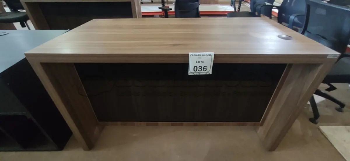 LOTE 036 - 01 MESA EM MADEIRA PARA ESCRITÓRIO COM GAVETA. (NO ESTADO) ATENÇÃO! FAZER A VISITAÇÃO ANTES DE ARREMATAR, NÃO SABEMOS SE FUNCIONA, LEILÃO NÃO TEM GARANTIA E NEM DEVOLUÇÃO, SUJEITO A POSSÍVEIS AVARIAS VISÍVEIS/OCULTAS E/OU AUSÊNCIA DE COMPONENTES.