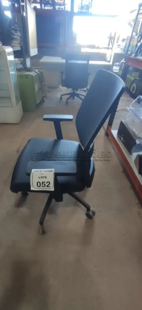 LOTE 052 - 01 CADEIRA PARA ESCRITÓRIO GIRATÓRIA ERGONÔMICA MARELLI COM ENCOSTO EM TELA MESH PRETA. (NO ESTADO) ATENÇÃO! FAZER A VISITAÇÃO ANTES DE ARREMATAR, NÃO SABEMOS SE FUNCIONA, LEILÃO NÃO TEM GARANTIA E NEM DEVOLUÇÃO, SUJEITO A POSSÍVEIS AVARIAS VISÍVEIS/OCULTAS E/OU AUSÊNCIA DE COMPONENTES.