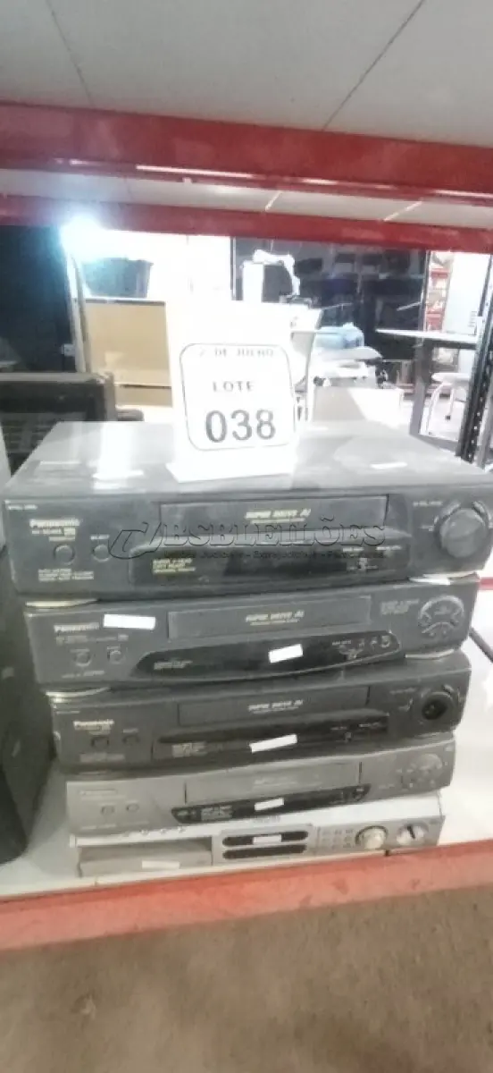 LOTE 038 - 01 APARELHO DE DVD MARCA PHILIPS E 04 APARELHOS DE VÍDEO CASSETE DE MARCAS E MODELOS DIVERSOS. (NO ESTADO) ATENÇÃO! FAZER A VISITAÇÃO ANTES DE ARREMATAR, NÃO SABEMOS SE FUNCIONA, LEILÃO NÃO TEM GARANTIA E NEM DEVOLUÇÃO, SUJEITO A POSSÍVEIS AVARIAS VISÍVEIS/OCULTAS E/OU AUSÊNCIA DE COMPONENTES.