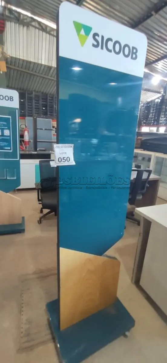 LOTE 050 - 01 PAINEL EM MADEIRA PARA DIVULGAÇÃO DE PANFLETOS. (NO ESTADO) ATENÇÃO! FAZER A VISITAÇÃO ANTES DE ARREMATAR, NÃO SABEMOS SE FUNCIONA, LEILÃO NÃO TEM GARANTIA E NEM DEVOLUÇÃO, SUJEITO A POSSÍVEIS AVARIAS VISÍVEIS/OCULTAS E/OU AUSÊNCIA DE COMPONENTES.