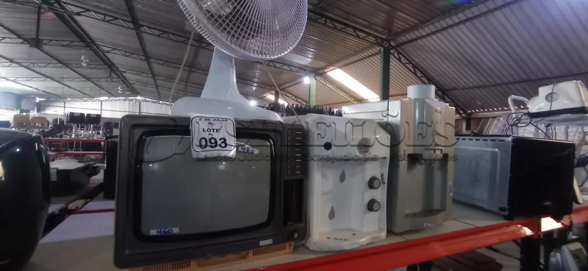 LOTE 093 - 01 VENTILADOR, 01 TV DE TUBO E 02 PURIFICADORES DE ÁGUA. (NO ESTADO) ATENÇÃO! FAZER A VISITAÇÃO ANTES DE ARREMATAR, NÃO SABEMOS SE FUNCIONA, LEILÃO NÃO TEM GARANTIA E NEM DEVOLUÇÃO, SUJEITO A POSSÍVEIS AVARIAS VISÍVEIS/OCULTAS E/OU AUSÊNCIA DE COMPONENTES.