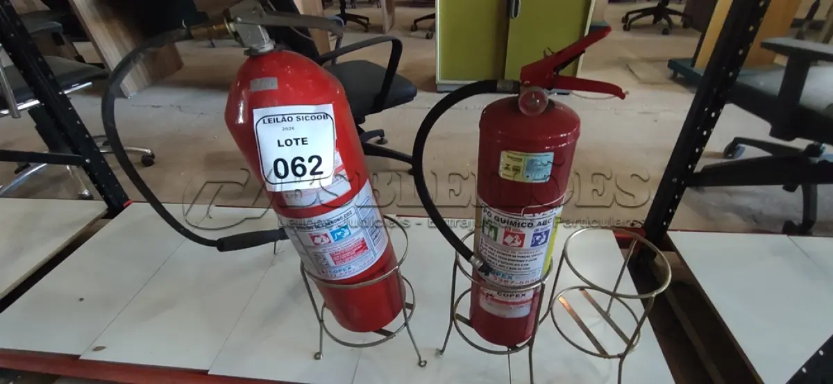 LOTE 062 - 01 EXTINTOR DE INCÊNDIO COM CARGA DE PÓ A, B, C E 01 EXTINTOR COM CARGA DE CO2 B, C. (NO ESTADO) ATENÇÃO! FAZER A VISITAÇÃO ANTES DE ARREMATAR, NÃO SABEMOS SE FUNCIONA, LEILÃO NÃO TEM GARANTIA E NEM DEVOLUÇÃO, SUJEITO A POSSÍVEIS AVARIAS VISÍVEIS/OCULTAS E/OU AUSÊNCIA DE COMPONENTES.