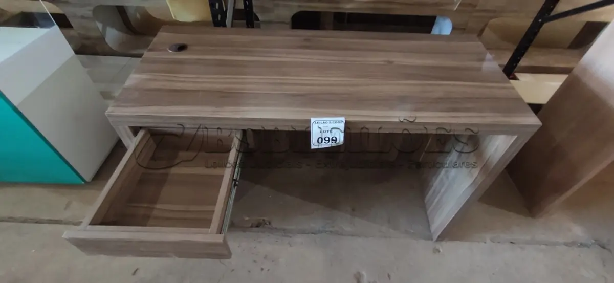 LOTE 099 - 01 MESA EM MADEIRA PARA ESCRITÓRIO COM GAVETA. (NO ESTADO) ATENÇÃO! FAZER A VISITAÇÃO ANTES DE ARREMATAR, NÃO SABEMOS SE FUNCIONA, LEILÃO NÃO TEM GARANTIA E NEM DEVOLUÇÃO, SUJEITO A POSSÍVEIS AVARIAS VISÍVEIS/OCULTAS E/OU AUSÊNCIA DE COMPONENTES.