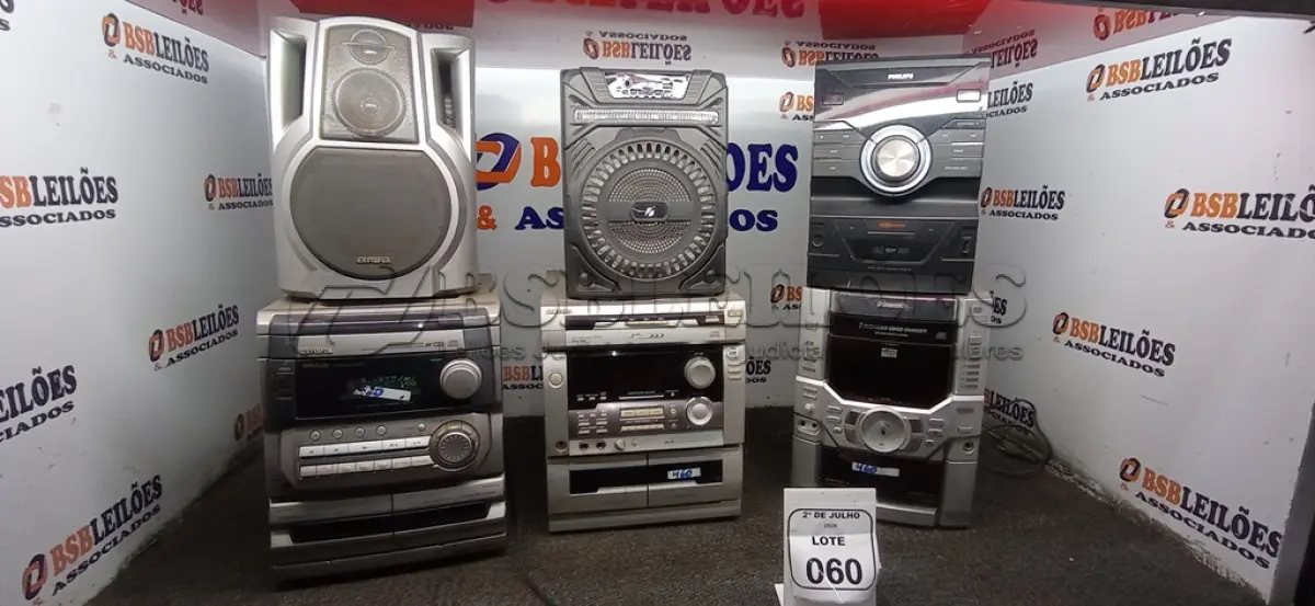 LOTE 060 - 05 APARELHOS DE SOM DE MARCAS E MODELOS DIVERSOS. (NO ESTADO) ATENÇÃO! FAZER A VISITAÇÃO ANTES DE ARREMATAR, NÃO SABEMOS SE FUNCIONA, LEILÃO NÃO TEM GARANTIA E NEM DEVOLUÇÃO, SUJEITO A POSSÍVEIS AVARIAS VISÍVEIS/OCULTAS E/OU AUSÊNCIA DE COMPONENTES.
