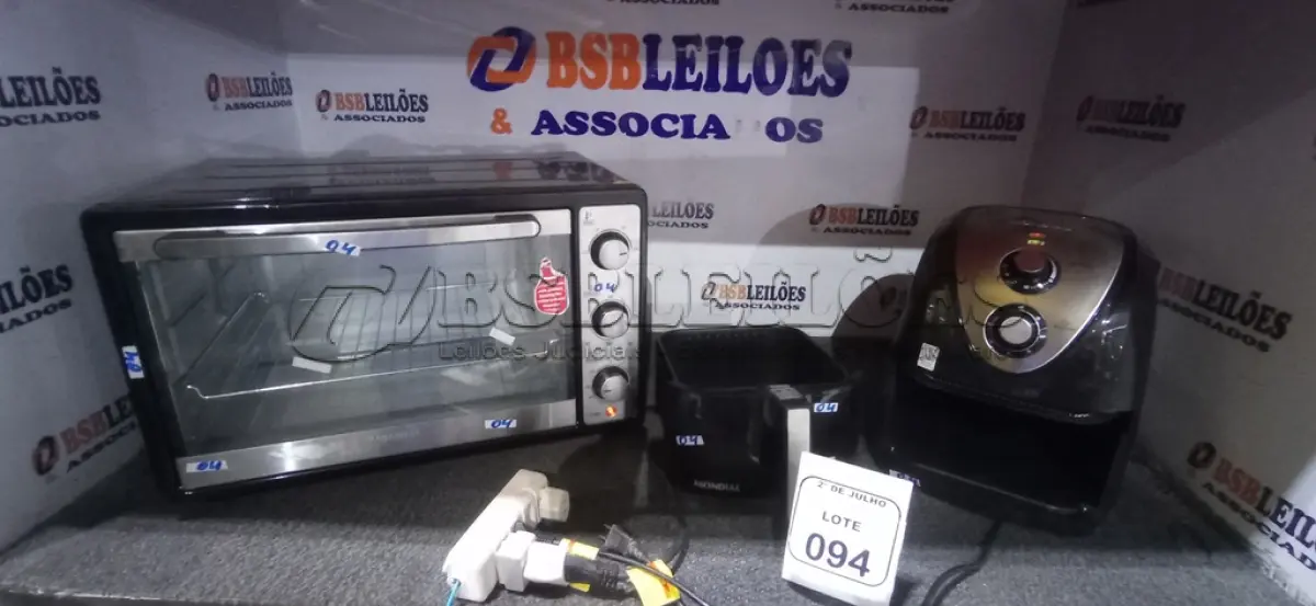 LOTE 094 - 01 FORNO ELÉTRICO 52L MARCA MONDIAL E 01 AIRFRYER 220V MARCA MONDIAL. (NO ESTADO) ATENÇÃO! FAZER A VISITAÇÃO ANTES DE ARREMATAR, NÃO SABEMOS SE FUNCIONA, LEILÃO NÃO TEM GARANTIA E NEM DEVOLUÇÃO, SUJEITO A POSSÍVEIS AVARIAS VISÍVEIS/OCULTAS E/OU AUSÊNCIA DE COMPONENTES.