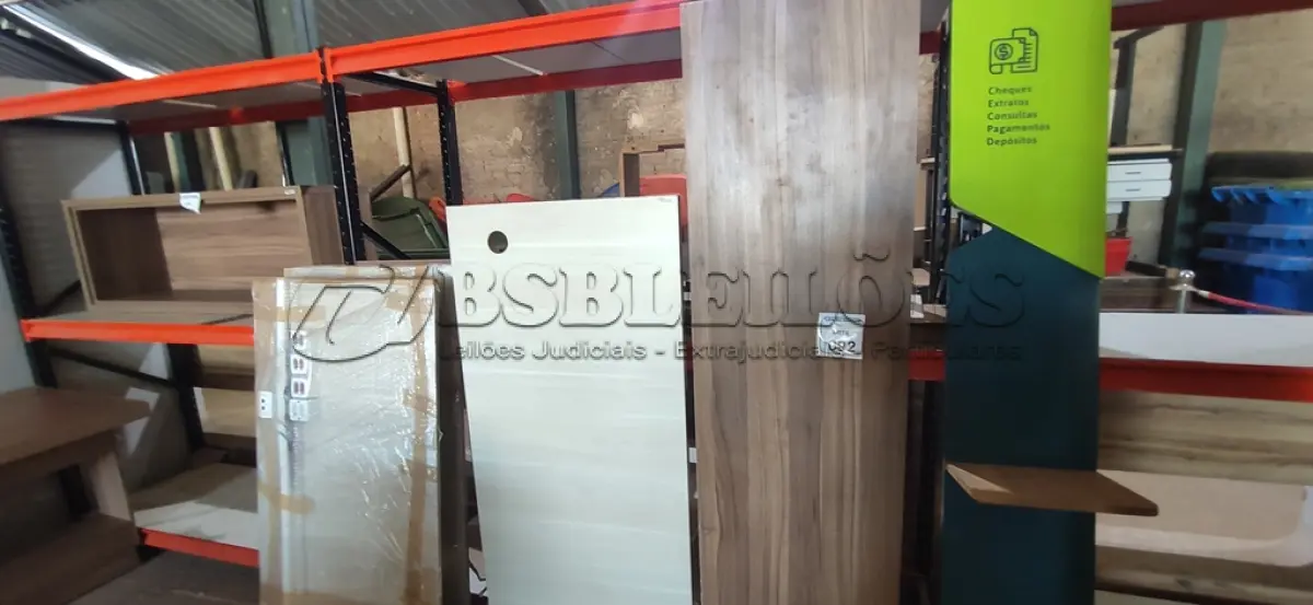 LOTE 092 - 01 LOTE COM 04 MESAS DESMONTADAS E 01 PAINEL EM MADEIRA. (NO ESTADO) ATENÇÃO! FAZER A VISITAÇÃO ANTES DE ARREMATAR, NÃO SABEMOS SE FUNCIONA, LEILÃO NÃO TEM GARANTIA E NEM DEVOLUÇÃO, SUJEITO A POSSÍVEIS AVARIAS VISÍVEIS/OCULTAS E/OU AUSÊNCIA DE COMPONENTES.