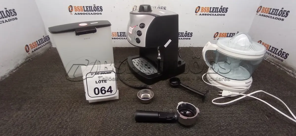 LOTE 064 - 01 MÁQUINA DE CAFÉ EXPRESSO MARCA MONDIAL E 01 ESPREMEDOR DE FRUTAS. (NO ESTADO) ATENÇÃO! FAZER A VISITAÇÃO ANTES DE ARREMATAR, NÃO SABEMOS SE FUNCIONA, LEILÃO NÃO TEM GARANTIA E NEM DEVOLUÇÃO, SUJEITO A POSSÍVEIS AVARIAS VISÍVEIS/OCULTAS E/OU AUSÊNCIA DE COMPONENTES.
