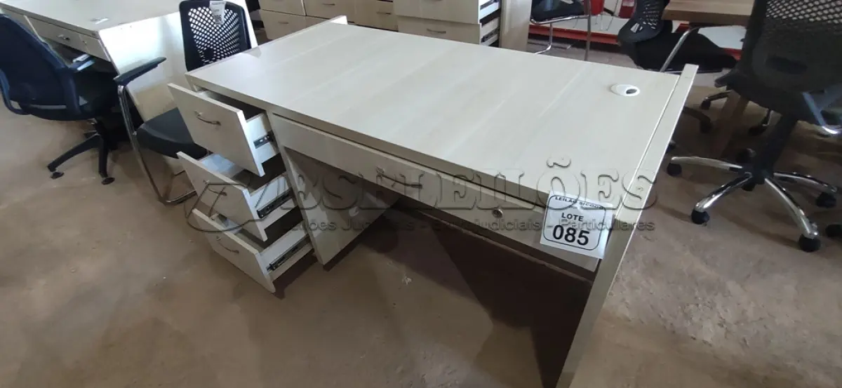LOTE 085 - 01 MESA EM MADEIRA PARA ESCRITÓRIO/ CAIXA COM 04 GAVETAS. (NO ESTADO) ATENÇÃO! FAZER A VISITAÇÃO ANTES DE ARREMATAR, NÃO SABEMOS SE FUNCIONA, LEILÃO NÃO TEM GARANTIA E NEM DEVOLUÇÃO, SUJEITO A POSSÍVEIS AVARIAS VISÍVEIS/OCULTAS E/OU AUSÊNCIA DE COMPONENTES.