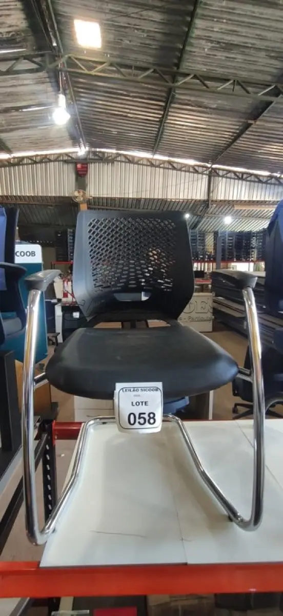 LOTE 058 - 01 CADEIRA PLAX METAL EXECUTIVA FIXA ESTRUTURA CROMADA. (NO ESTADO) ATENÇÃO! FAZER A VISITAÇÃO ANTES DE ARREMATAR, NÃO SABEMOS SE FUNCIONA, LEILÃO NÃO TEM GARANTIA E NEM DEVOLUÇÃO, SUJEITO A POSSÍVEIS AVARIAS VISÍVEIS/OCULTAS E/OU AUSÊNCIA DE COMPONENTES.