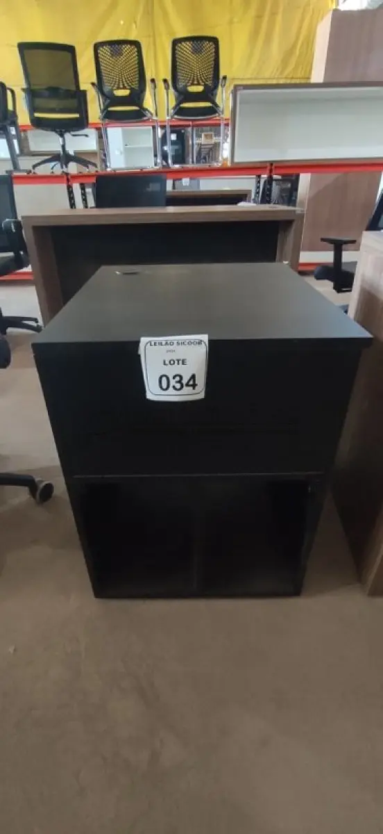 LOTE 034 - 01 MÓVEL PEQUENO EM MADEIRA NA COR PRETA. (NO ESTADO) ATENÇÃO! FAZER A VISITAÇÃO ANTES DE ARREMATAR, NÃO SABEMOS SE FUNCIONA, LEILÃO NÃO TEM GARANTIA E NEM DEVOLUÇÃO, SUJEITO A POSSÍVEIS AVARIAS VISÍVEIS/OCULTAS E/OU AUSÊNCIA DE COMPONENTES.