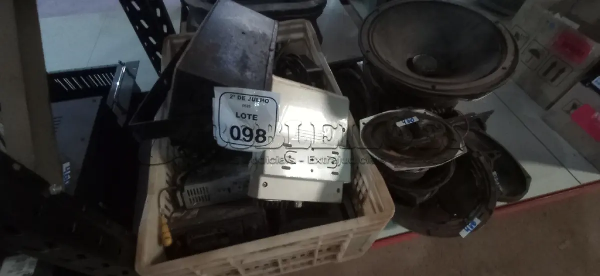 LOTE 098 - 01 LOTE COM VÁRIOS ALTOS FALANTES, APARELHO DE SOM AUTOMOTIVO, RÁDIOS COMUNICADORES E ELETRÔNICO PARA RETIRADA DE PEÇAS. (NO ESTADO) ATENÇÃO! FAZER A VISITAÇÃO ANTES DE ARREMATAR, NÃO SABEMOS SE FUNCIONA, LEILÃO NÃO TEM GARANTIA E NEM DEVOLUÇÃO, SUJEITO A POSSÍVEIS AVARIAS VISÍVEIS/OCULTAS E/OU AUSÊNCIA DE COMPONENTES.