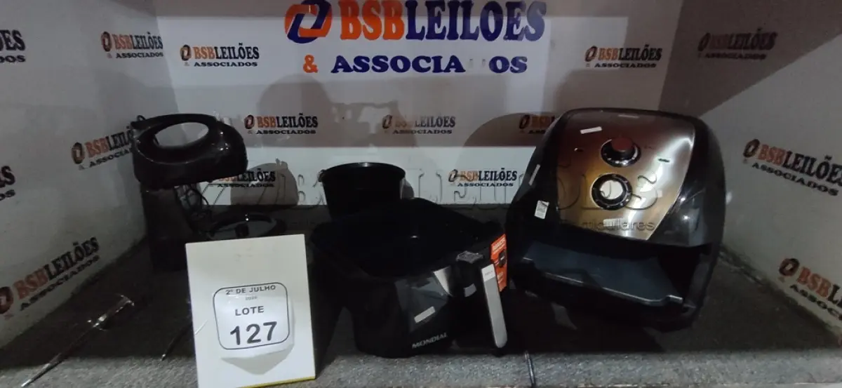 LOTE 127 - 01 AIR FRYER E 01 BATEDEIRA MARCA MONDIAL. (NO ESTADO) ATENÇÃO! FAZER A VISITAÇÃO ANTES DE ARREMATAR, NÃO SABEMOS SE FUNCIONA, LEILÃO NÃO TEM GARANTIA E NEM DEVOLUÇÃO, SUJEITO A POSSÍVEIS AVARIAS VISÍVEIS/OCULTAS E/OU AUSÊNCIA DE COMPONENTES.