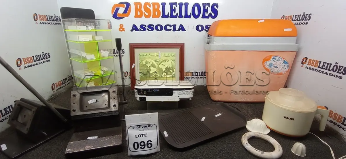 LOTE 096 - 01 EXPOSITOR PARA ACESSÓRIOS DE CELULAR, 01 PROJETOR MARCA EPSON, 02 GUILHOTINAS PARA CARTÕES, 01 CAIXA TÉRMICA, 01 ESPREMEDOR ANTIGO E VÁRIOS CABOS PARA CELULARES. (NO ESTADO) ATENÇÃO! FAZER A VISITAÇÃO ANTES DE ARREMATAR, NÃO SABEMOS SE FUNCIONA, LEILÃO NÃO TEM GARANTIA E NEM DEVOLUÇÃO, SUJEITO A POSSÍVEIS AVARIAS VISÍVEIS/OCULTAS E/OU AUSÊNCIA DE COMPONENTES.