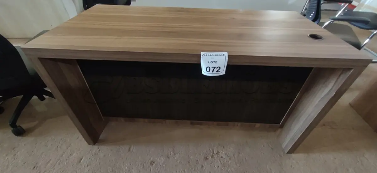 LOTE 072 - 01 MESA EM MADEIRA PARA ESCRITÓRIO COM GAVETA. (NO ESTADO) ATENÇÃO! FAZER A VISITAÇÃO ANTES DE ARREMATAR, NÃO SABEMOS SE FUNCIONA, LEILÃO NÃO TEM GARANTIA E NEM DEVOLUÇÃO, SUJEITO A POSSÍVEIS AVARIAS VISÍVEIS/OCULTAS E/OU AUSÊNCIA DE COMPONENTES.