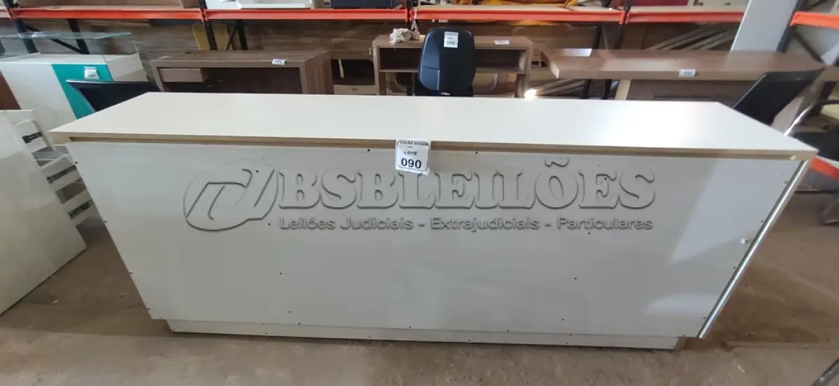 LOTE 090 - 01 ARMÁRIO EM MADEIRA COM 03 PORTAS E 04 GAVETAS NA COR MARROM E BRANCO. (NO ESTADO) ATENÇÃO! FAZER A VISITAÇÃO ANTES DE ARREMATAR, NÃO SABEMOS SE FUNCIONA, LEILÃO NÃO TEM GARANTIA E NEM DEVOLUÇÃO, SUJEITO A POSSÍVEIS AVARIAS VISÍVEIS/OCULTAS E/OU AUSÊNCIA DE COMPONENTES.