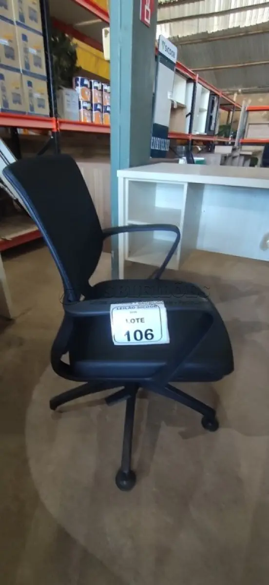 LOTE 106 - 01 CADEIRA PARA ESCRITÓRIO EXECUTIVA PRETA. (NO ESTADO) ATENÇÃO! FAZER A VISITAÇÃO ANTES DE ARREMATAR, NÃO SABEMOS SE FUNCIONA, LEILÃO NÃO TEM GARANTIA E NEM DEVOLUÇÃO, SUJEITO A POSSÍVEIS AVARIAS VISÍVEIS/OCULTAS E/OU AUSÊNCIA DE COMPONENTES.
