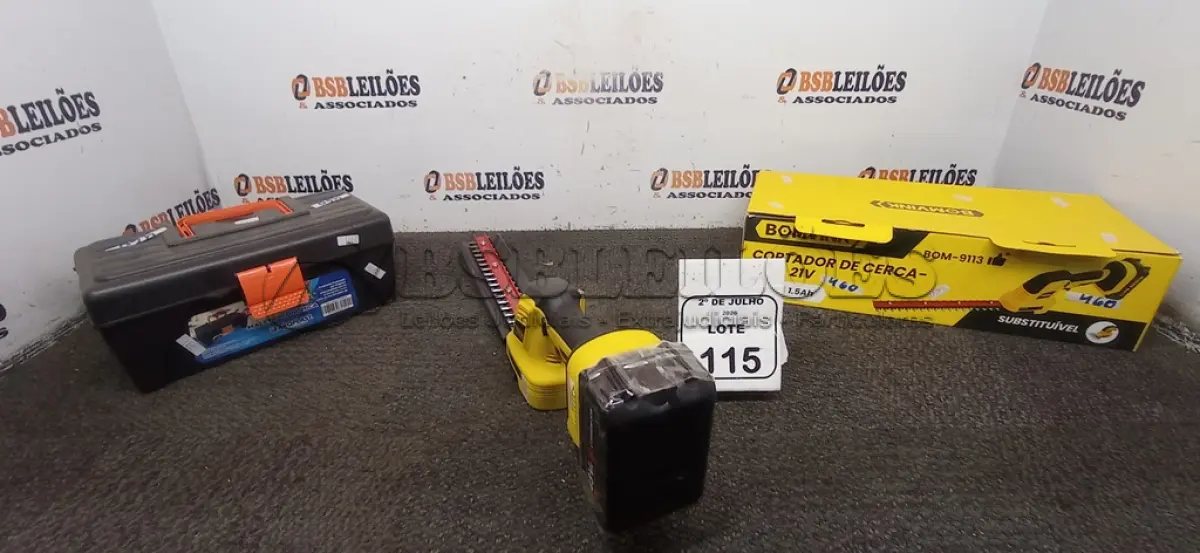 LOTE 115 - 01 CORTADOR DE CERCA VIVA 21V E 01 MALETA DE FERRAMENTAS. (NO ESTADO) ATENÇÃO! FAZER A VISITAÇÃO ANTES DE ARREMATAR, NÃO SABEMOS SE FUNCIONA, LEILÃO NÃO TEM GARANTIA E NEM DEVOLUÇÃO, SUJEITO A POSSÍVEIS AVARIAS VISÍVEIS/OCULTAS E/OU AUSÊNCIA DE COMPONENTES.