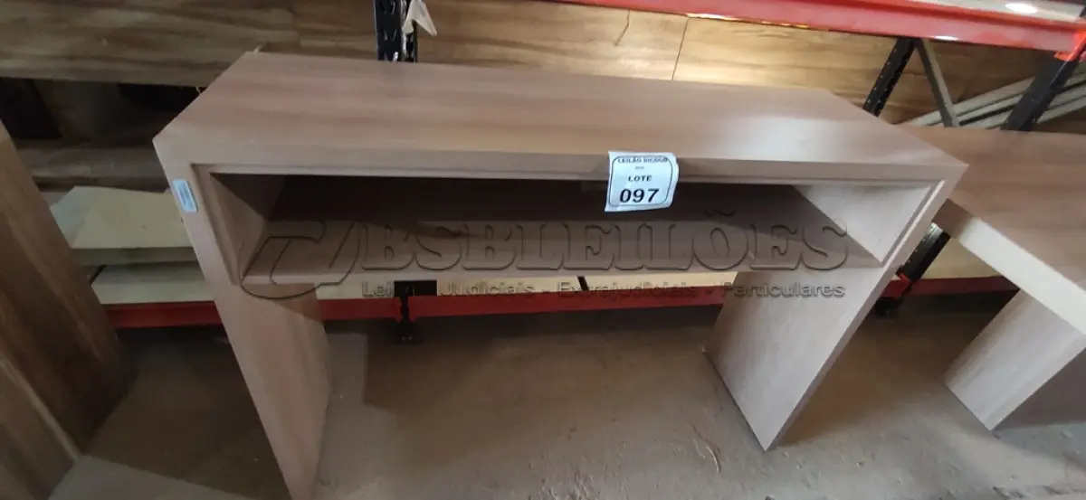 LOTE 097 - 01 APARADOR EM MADEIRA. (NO ESTADO) ATENÇÃO! FAZER A VISITAÇÃO ANTES DE ARREMATAR, NÃO SABEMOS SE FUNCIONA, LEILÃO NÃO TEM GARANTIA E NEM DEVOLUÇÃO, SUJEITO A POSSÍVEIS AVARIAS VISÍVEIS/OCULTAS E/OU AUSÊNCIA DE COMPONENTES.