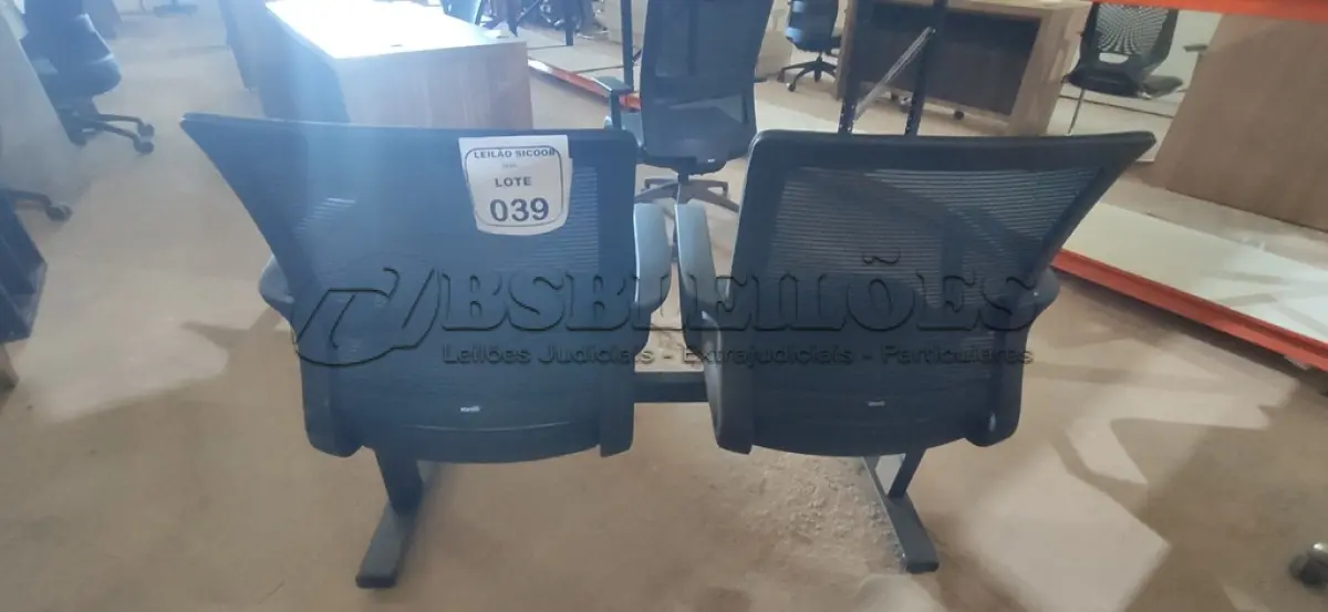 LOTE 039 -  01 LONGARINA MARELLI NA COR PRETA COM ENCOSTO DE TELA. (NO ESTADO) ATENÇÃO! FAZER A VISITAÇÃO ANTES DE ARREMATAR, NÃO SABEMOS SE FUNCIONA, LEILÃO NÃO TEM GARANTIA E NEM DEVOLUÇÃO, SUJEITO A POSSÍVEIS AVARIAS VISÍVEIS/OCULTAS E/OU AUSÊNCIA DE COMPONENTES.