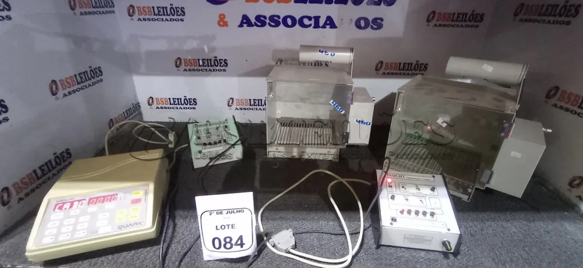 LOTE 084 - 01 GERADOR DE PULSOS MARCA QUARK, 02 CAIXAS DE CONDICIONAMENTO ANIMAL, 01 APARELHO DE SOM AUTOMOTIVO E 01 RÁDIO MODELO FR 200. (NO ESTADO) ATENÇÃO! FAZER A VISITAÇÃO ANTES DE ARREMATAR, NÃO SABEMOS SE FUNCIONA, LEILÃO NÃO TEM GARANTIA E NEM DEVOLUÇÃO, SUJEITO A POSSÍVEIS AVARIAS VISÍVEIS/OCULTAS E/OU AUSÊNCIA DE COMPONENTES.