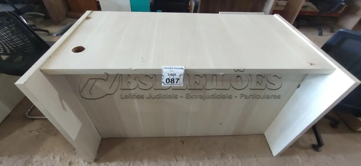 LOTE 087 - 01 MESA EM MADEIRA PARA ESCRITÓRIO/ CAIXA COM 04 GAVETAS. (NO ESTADO) ATENÇÃO! FAZER A VISITAÇÃO ANTES DE ARREMATAR, NÃO SABEMOS SE FUNCIONA, LEILÃO NÃO TEM GARANTIA E NEM DEVOLUÇÃO, SUJEITO A POSSÍVEIS AVARIAS VISÍVEIS/OCULTAS E/OU AUSÊNCIA DE COMPONENTES.