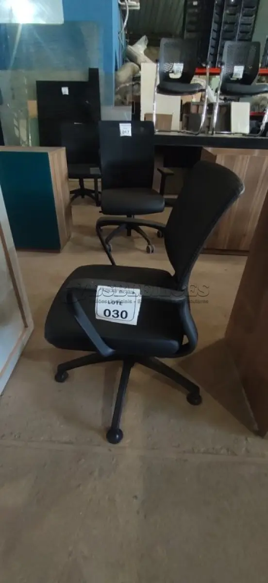 LOTE 030 - 01 CADEIRA PARA ESCRITÓRIO EXECUTIVA PRETA. (NO ESTADO) ATENÇÃO! FAZER A VISITAÇÃO ANTES DE ARREMATAR, NÃO SABEMOS SE FUNCIONA, LEILÃO NÃO TEM GARANTIA E NEM DEVOLUÇÃO, SUJEITO A POSSÍVEIS AVARIAS VISÍVEIS/OCULTAS E/OU AUSÊNCIA DE COMPONENTES.