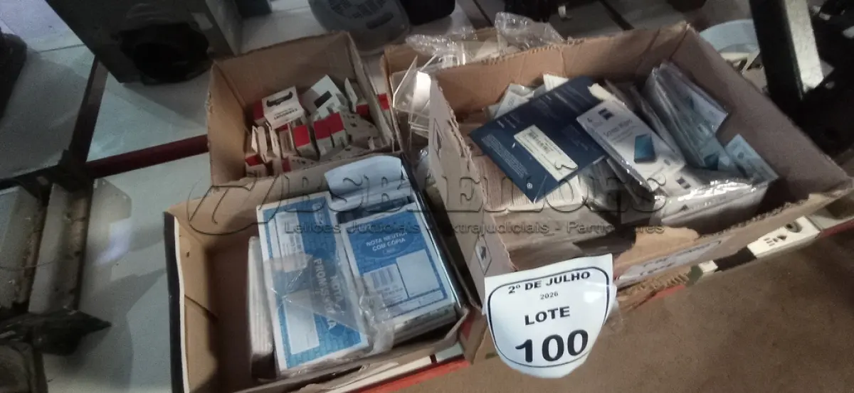 LOTE 100 - 01 CAIXA COM GRANDE QUANTIDADE DE LENÇOS PARA LIMPEZA DE TELAS, TALÕES DE NOTAS PROMISSÓRIAS E GRANDE QUANTIDADE DE SUPORTES DE ACRÍLICO DE MODELOS DIVERSOS. (NO ESTADO) ATENÇÃO! FAZER A VISITAÇÃO ANTES DE ARREMATAR, NÃO SABEMOS SE FUNCIONA, LEILÃO NÃO TEM GARANTIA E NEM DEVOLUÇÃO, SUJEITO A POSSÍVEIS AVARIAS VISÍVEIS/OCULTAS E/OU AUSÊNCIA DE COMPONENTES.