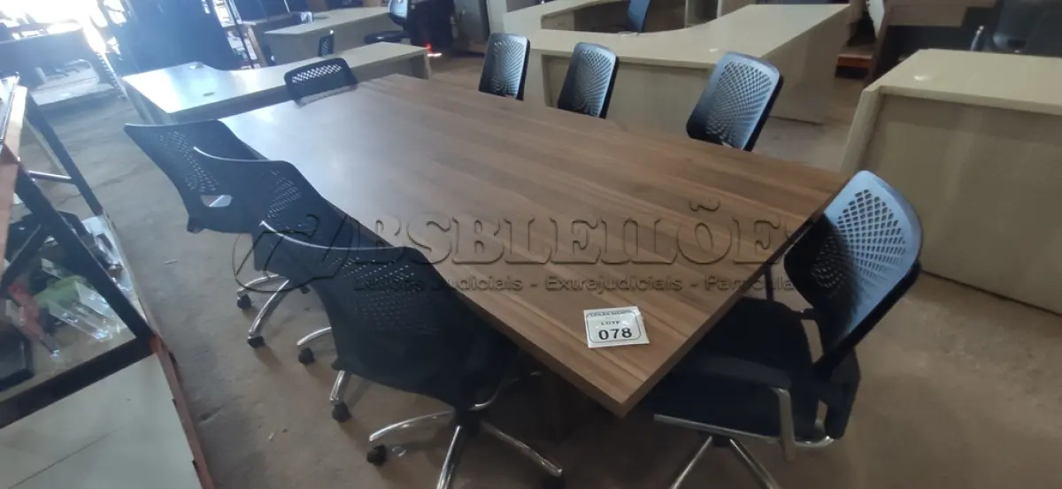 LOTE 078 - 01 MESA EM MADEIRA PARA REUNIÃO COM 08 CADEIRAS PLAX METAL EXECUTIVA GIRATÓRIA COM BASE CROMADA (NO ESTADO) ATENÇÃO! FAZER A VISITAÇÃO ANTES DE ARREMATAR, NÃO SABEMOS SE FUNCIONA, LEILÃO NÃO TEM GARANTIA E NEM DEVOLUÇÃO, SUJEITO A POSSÍVEIS AVARIAS VISÍVEIS/OCULTAS E/OU AUSÊNCIA DE COMPONENTES.